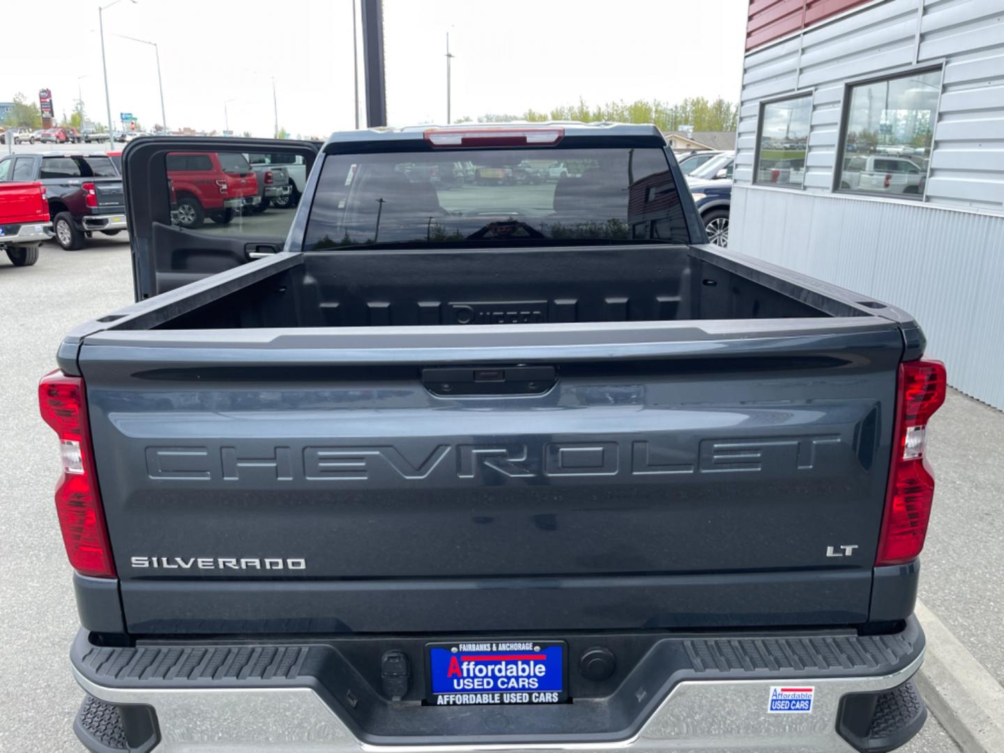 2022 GRAY CHEVROLET SILVERADO 1500 LT (1GCUYDED2NZ) with an 5.3L engine, Automatic transmission, located at 1960 Industrial Drive, Wasilla, 99654, (907) 274-2277, 61.573475, -149.400146 - Photo#5